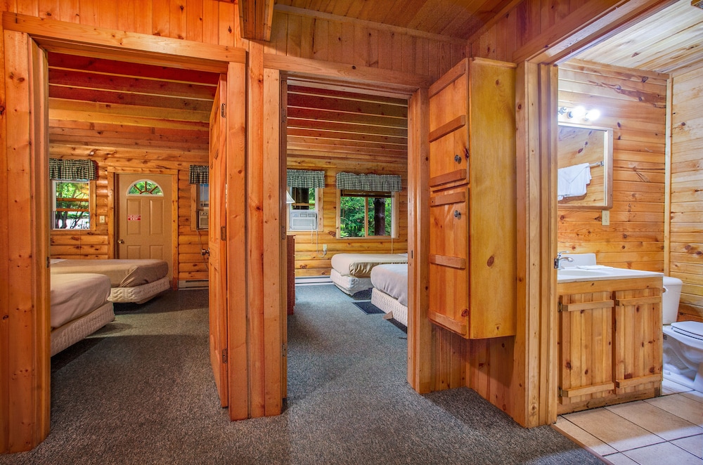Private Log Cabin - 2 Bedrooms, 2 Bathrooms, Kitchen (Sleeps 8)