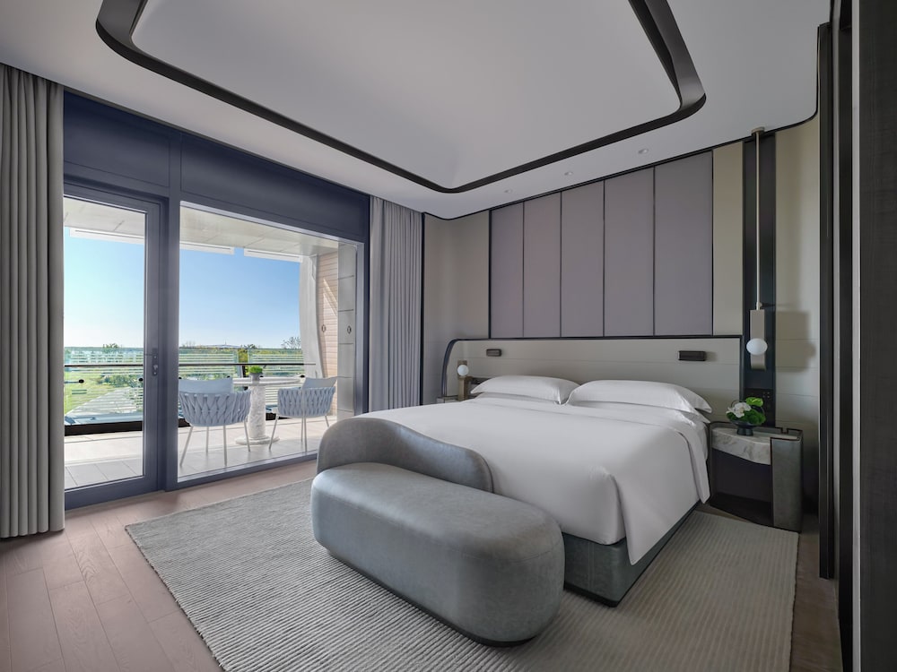 Classic Room, 1 King Bed, Balcony, Lake View