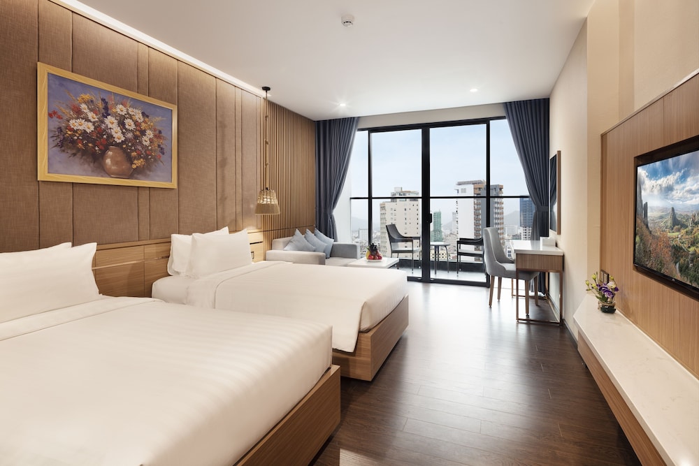 Deluxe Room, Balcony, City View - Photo 10