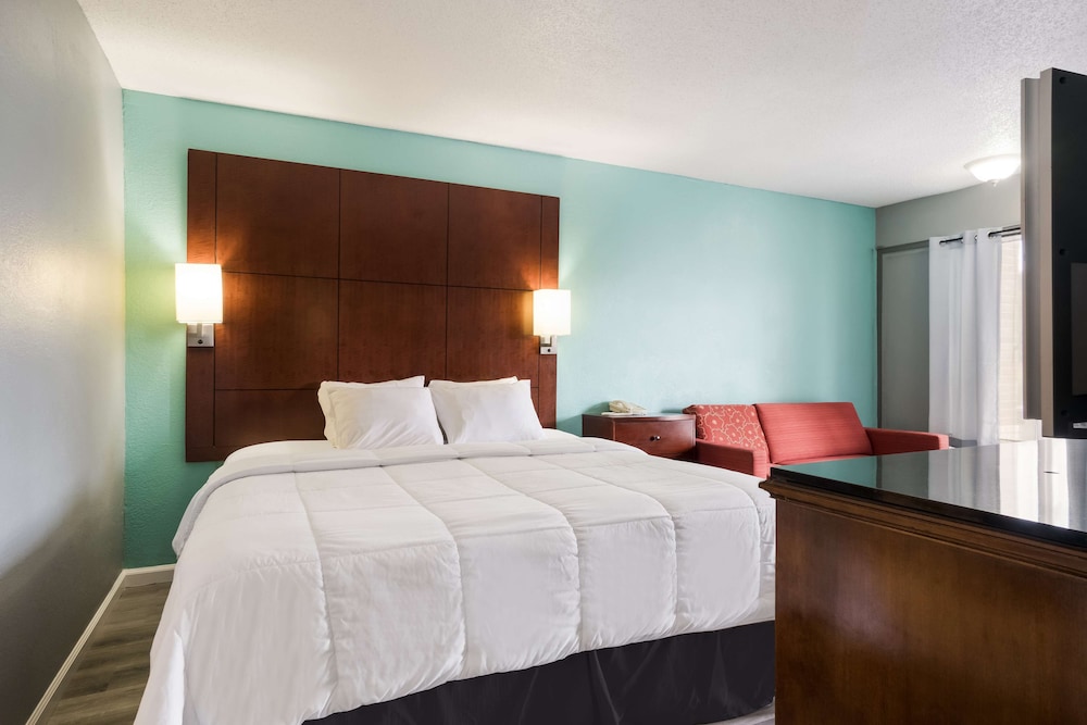 Suite, Accessible, Non Smoking (Adjoining Two Bathrooms) - Photo 1