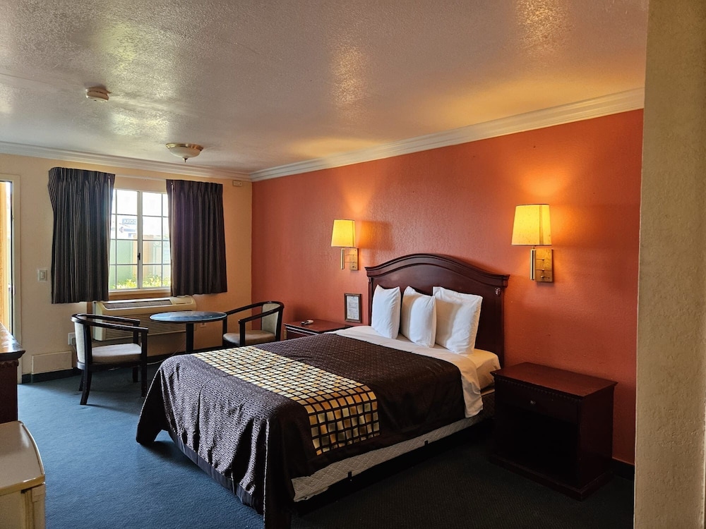 Deluxe Single Room, 1 Queen Bed photo 1