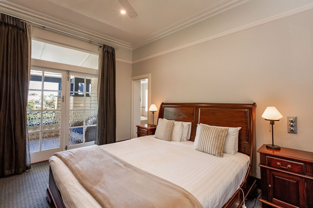 Luxury Spa Suite with Lounge Room photo 1