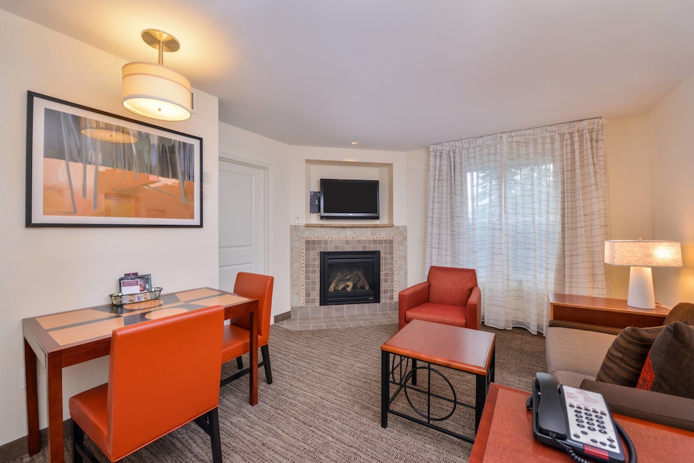 Executive Suite, 1 Bedroom, Fireplace - Photo 6