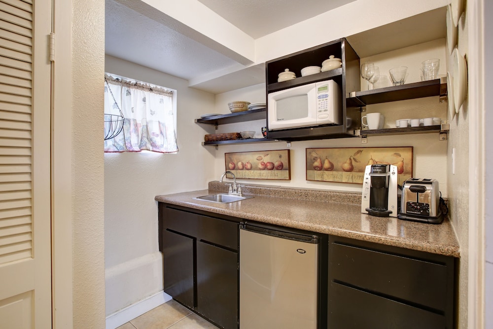 Room, 1 King Bed, Kitchenette photo 3