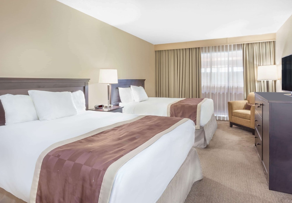 Room, 2 Queen Beds, Non Smoking, Pool View (Upper Floor) - Photo 1