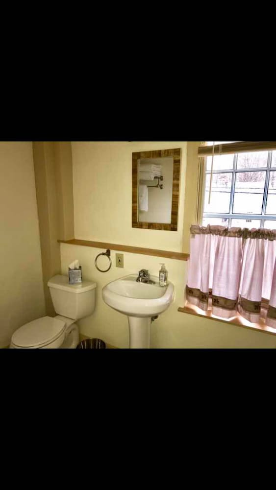 Room 1 (The Sweetheart Room) - One Queen Bed with Private Bath photo 3