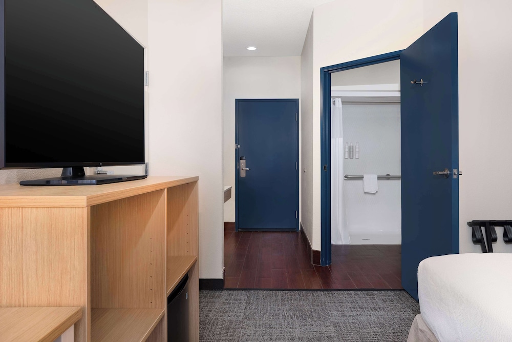 Room, 1 King Bed, Accessible, Bathtub (Mobililty) - Photo 4