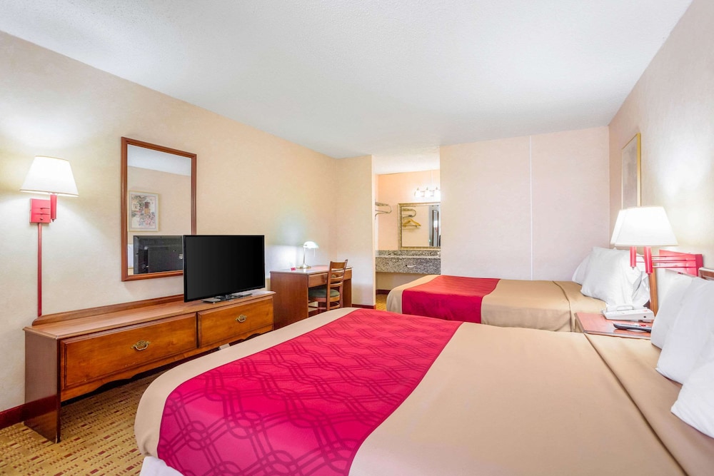 Standard Room, 2 Double Beds, Smoking - Photo 4