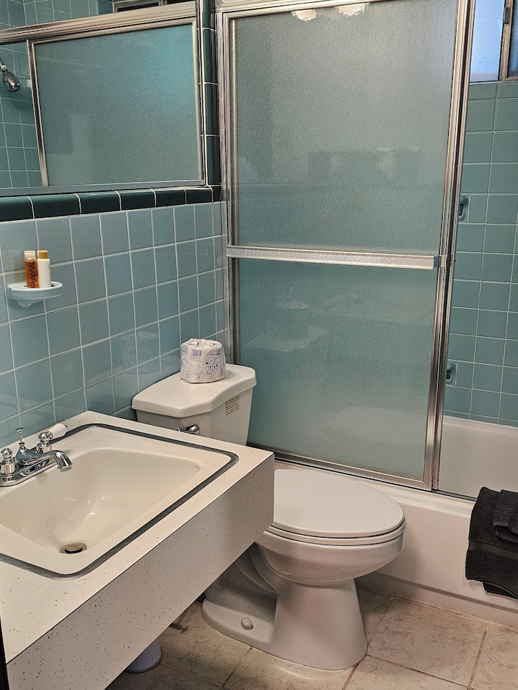 Honeymoon Suite, 1 King Bed, Patio photo 3