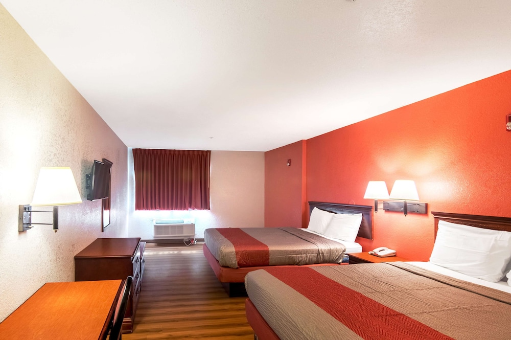 Standard Room, 2 Queen Beds, Smoking - Photo 4