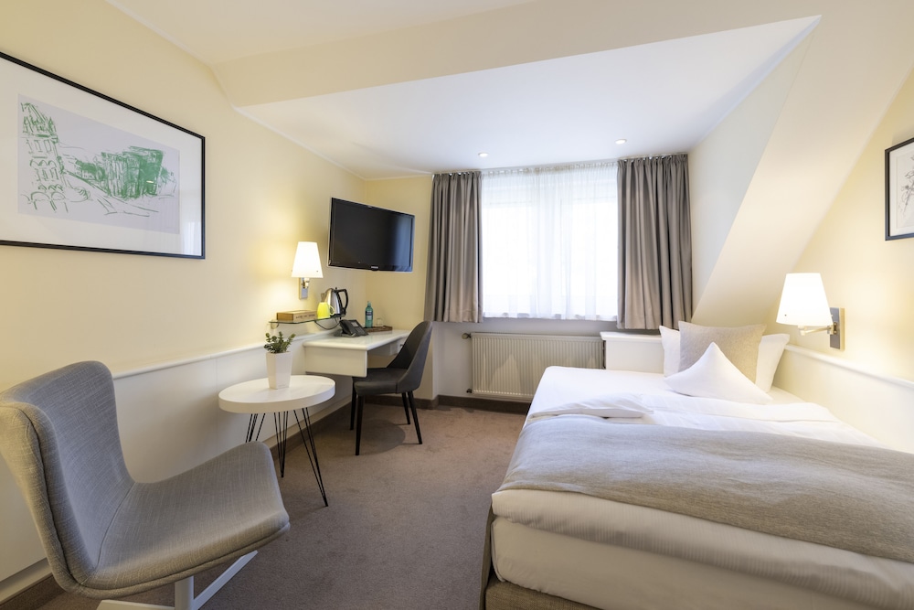 Comfort Single Room, 1 Queen Bed photo 3