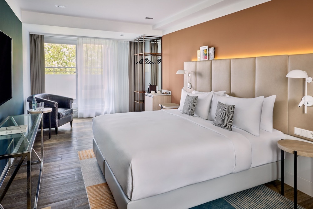Executive Room, 1 King Bed, City View