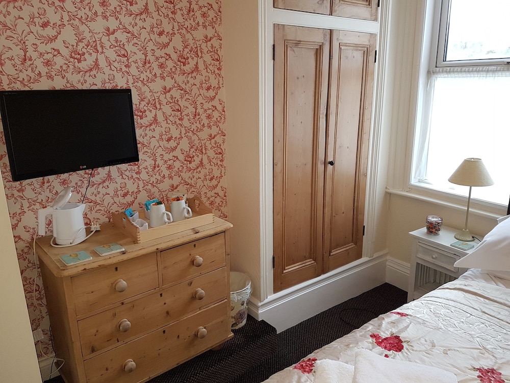 Twin Room (First Floor  Room 6) photo 3