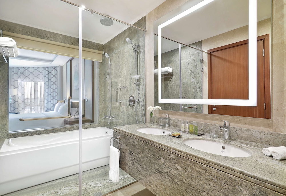 Superior Room, 1 King Bed, Balcony, Sea View (View) - Photo 5