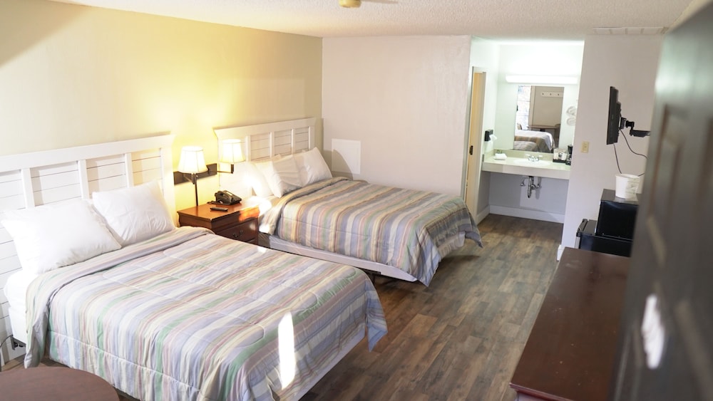 Basic Single Room, 2 Queen Beds photo 1