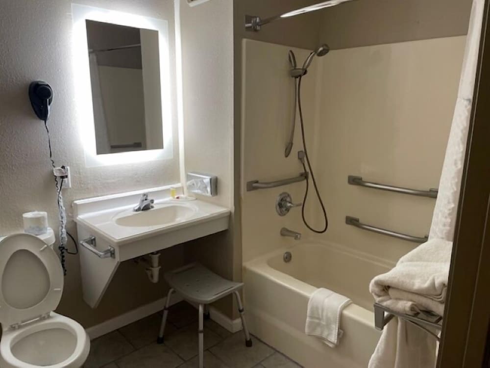 Room, 1 Queen Bed, Accessible, Non Smoking (Mobility) - Photo 3