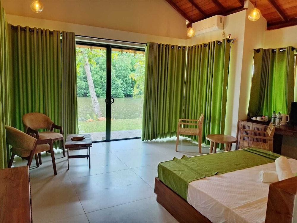 Deluxe Double Room, Patio, Lake View