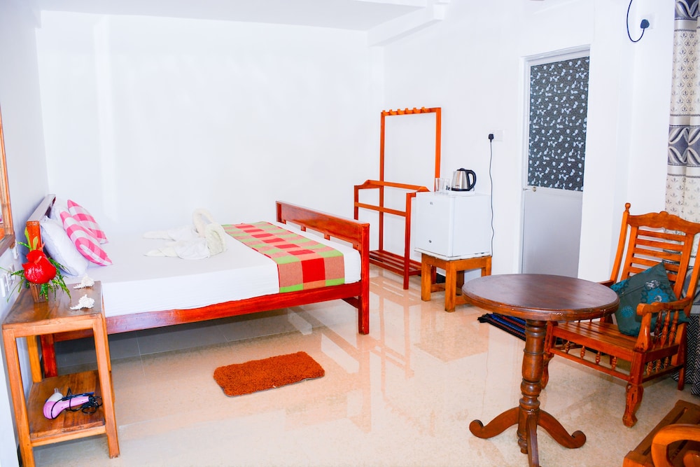 Deluxe Double Room, 1 King Bed, Balcony, Partial Sea View photo 2