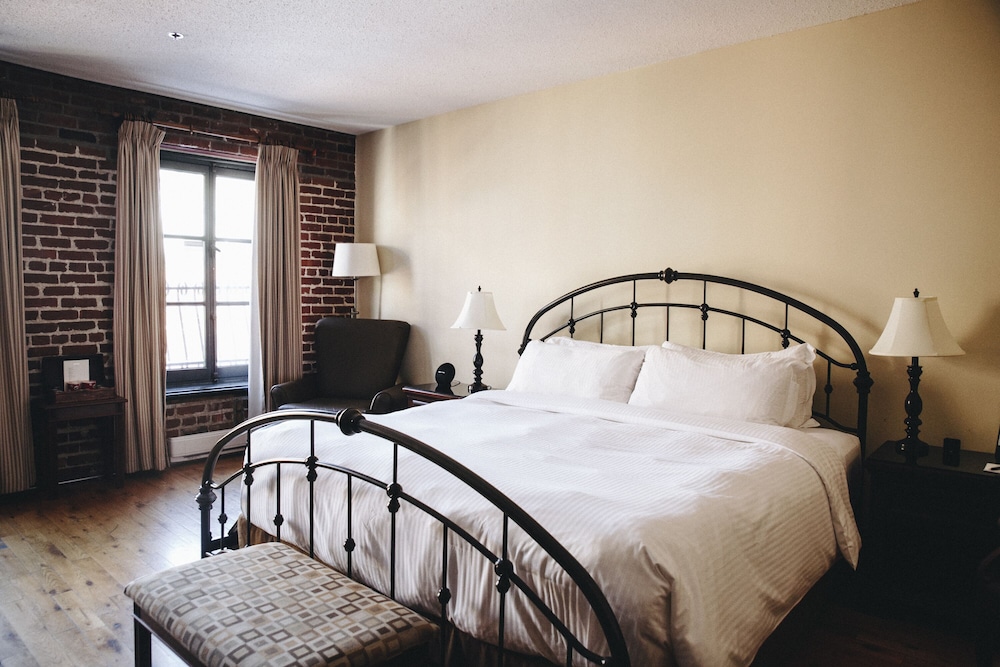 Premier Room, 1 King Bed (River Front) photo 1