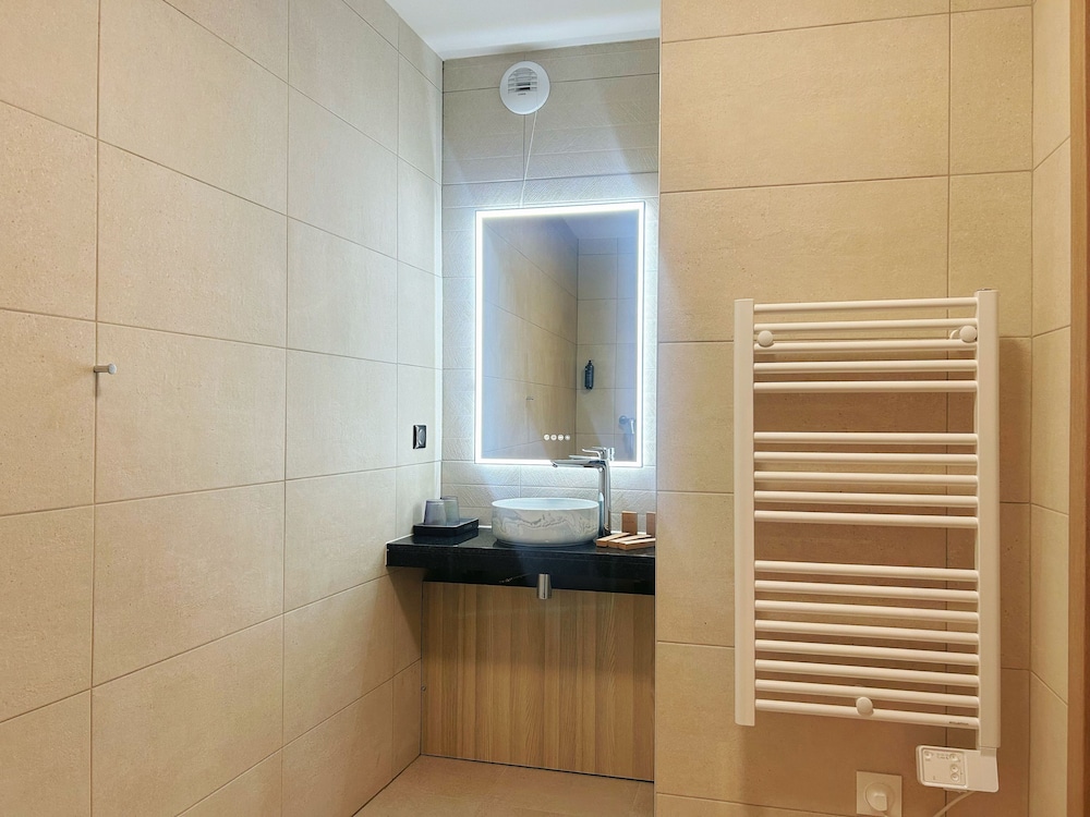 Suite, 1 Queen Bed, City View photo 3