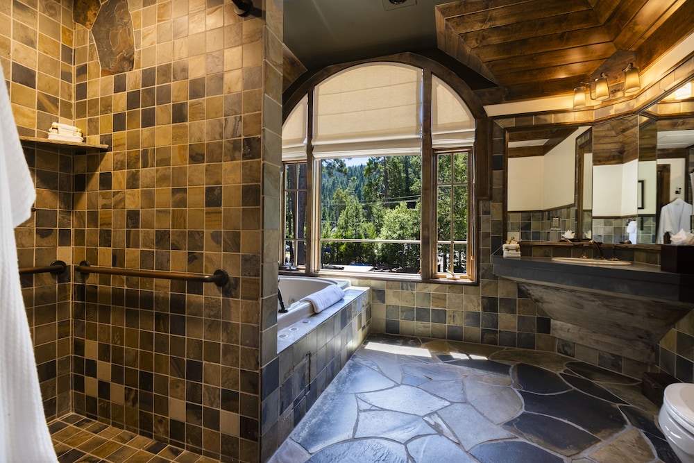 McKinney Suite, King Bed with Mountain View photo 3