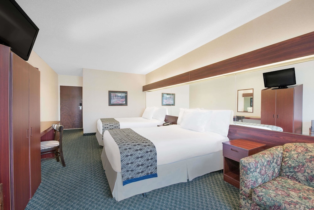 Standard Room, 2 Queen Beds - Photo 2