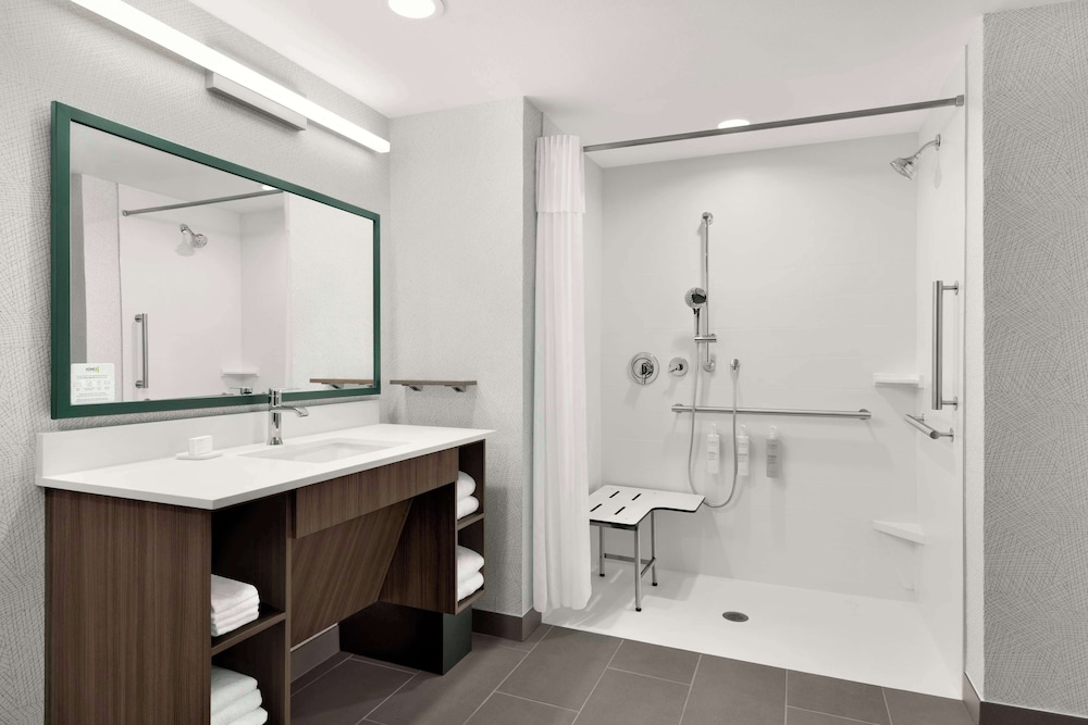 Studio Suite, 1 King Bed (Roll-In Shower)
