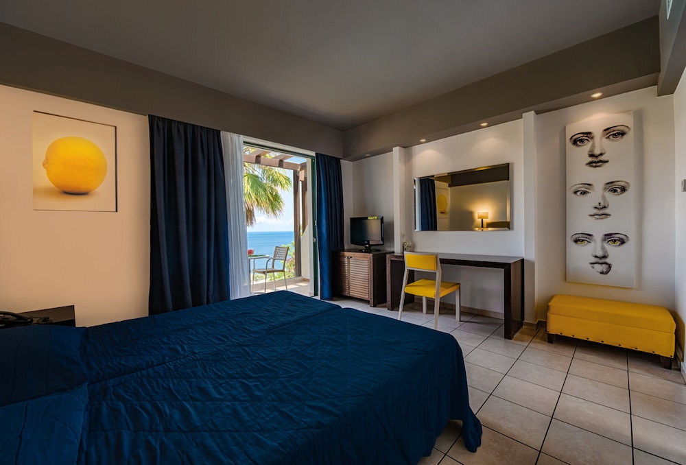 Double or Twin Room Sea View photo 3