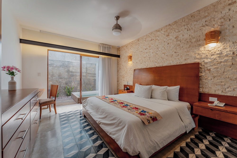 Premium Room, 1 King Bed photo 3