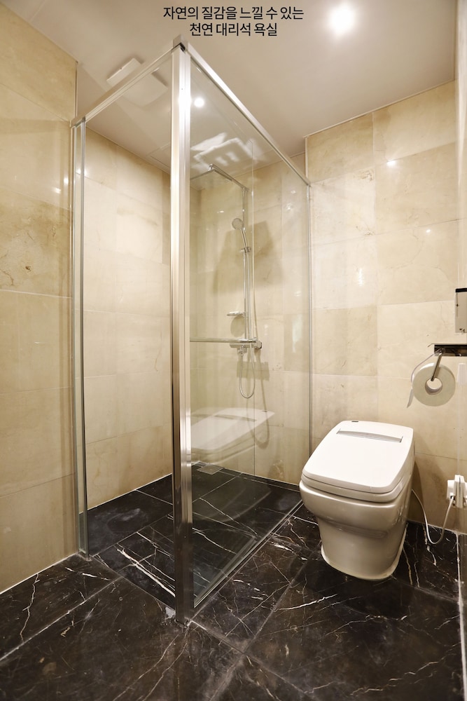 Suite (Resort Random Assignment, Low Floor) photo 3