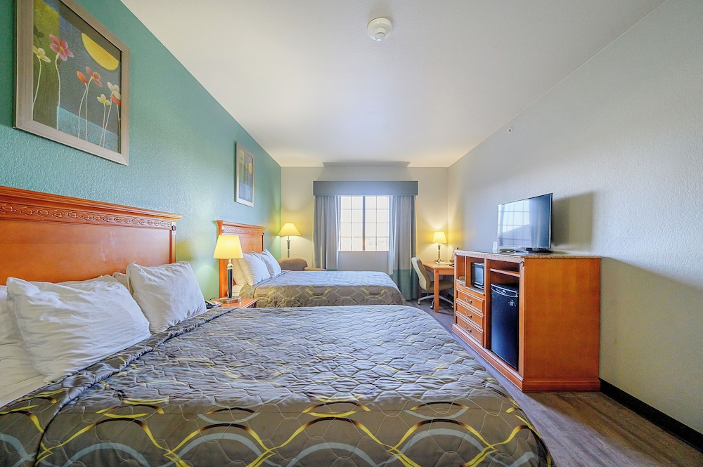 Standard Room, 2 Queen Beds, Smoking photo 1