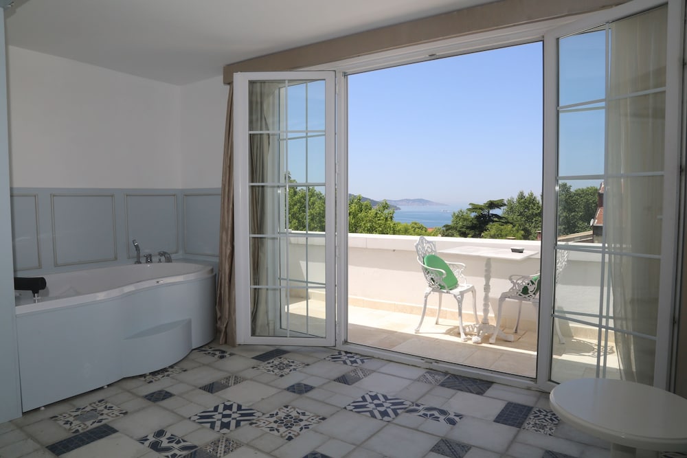 Room, Jetted Tub, Sea View photo 2