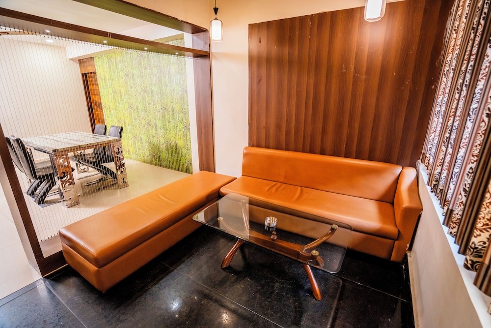Suite - Photo 1
