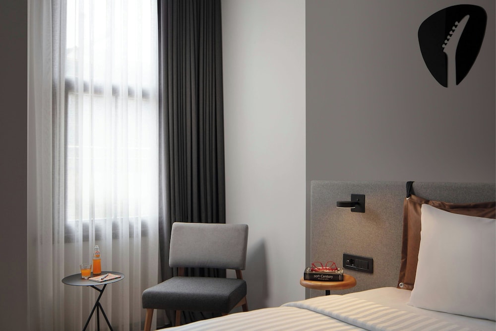Room, 1 Queen Bed, City View thumbnail 5
