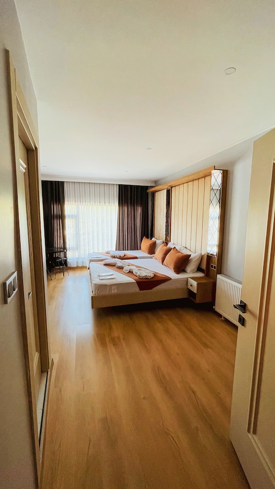 Superior Triple Room, City View photo 2