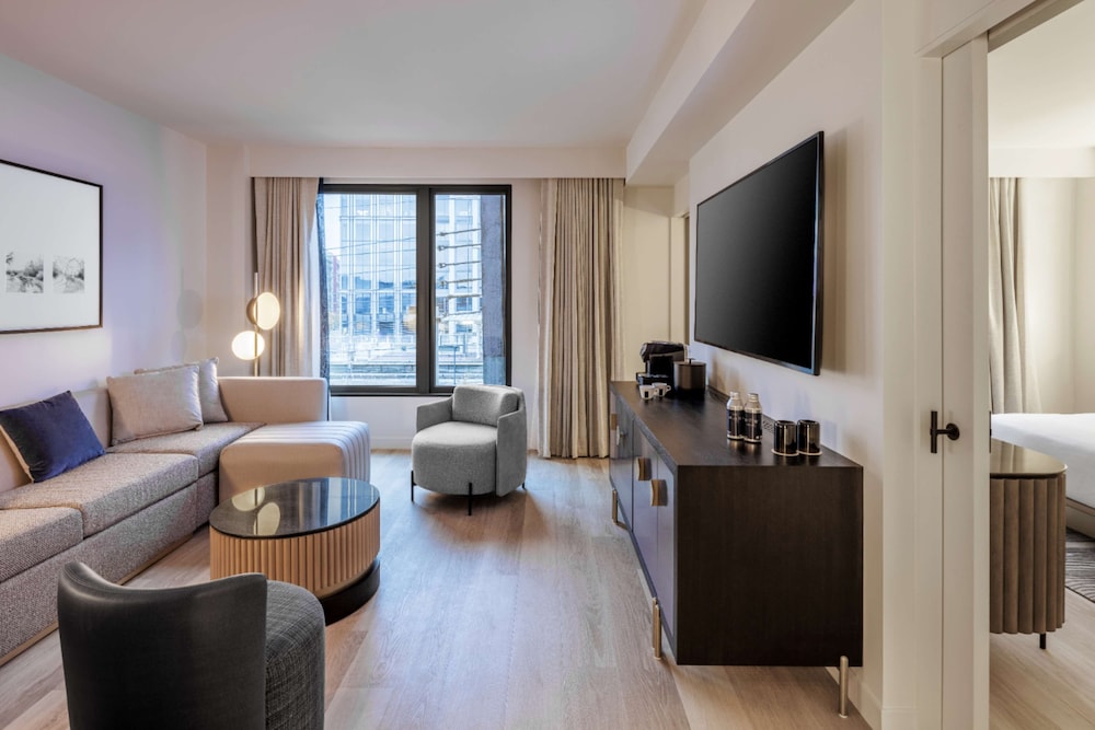 Junior Suite, 1 King Bed, Accessible (3x3 Shower) - Photo 4