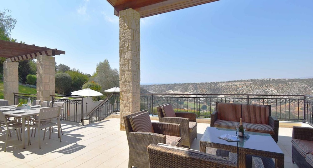 Villa photo 2