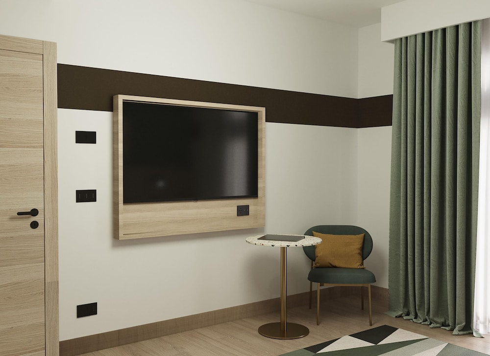Executive Room, 1 King Bed, Non Smoking (Living Room;with Sofabed) - Photo 2