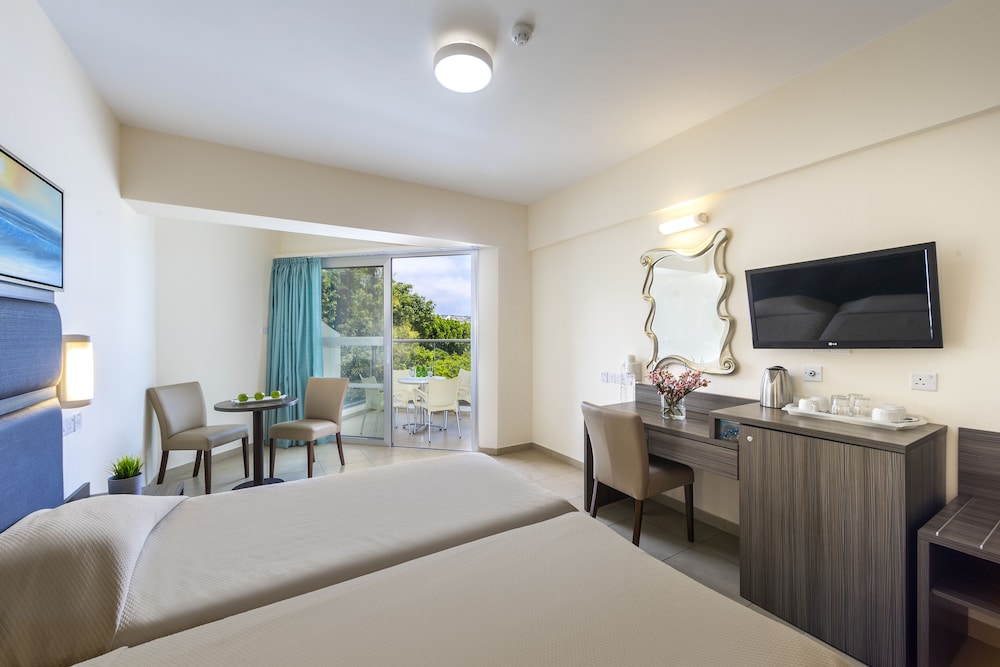 Standard Room, Partial Sea View photo 1