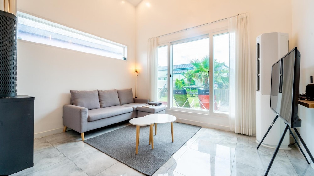 Basic Room, 2 Bedrooms (PRIVATE PINK  Jejuaemeomulda(Dokchae)) photo 1