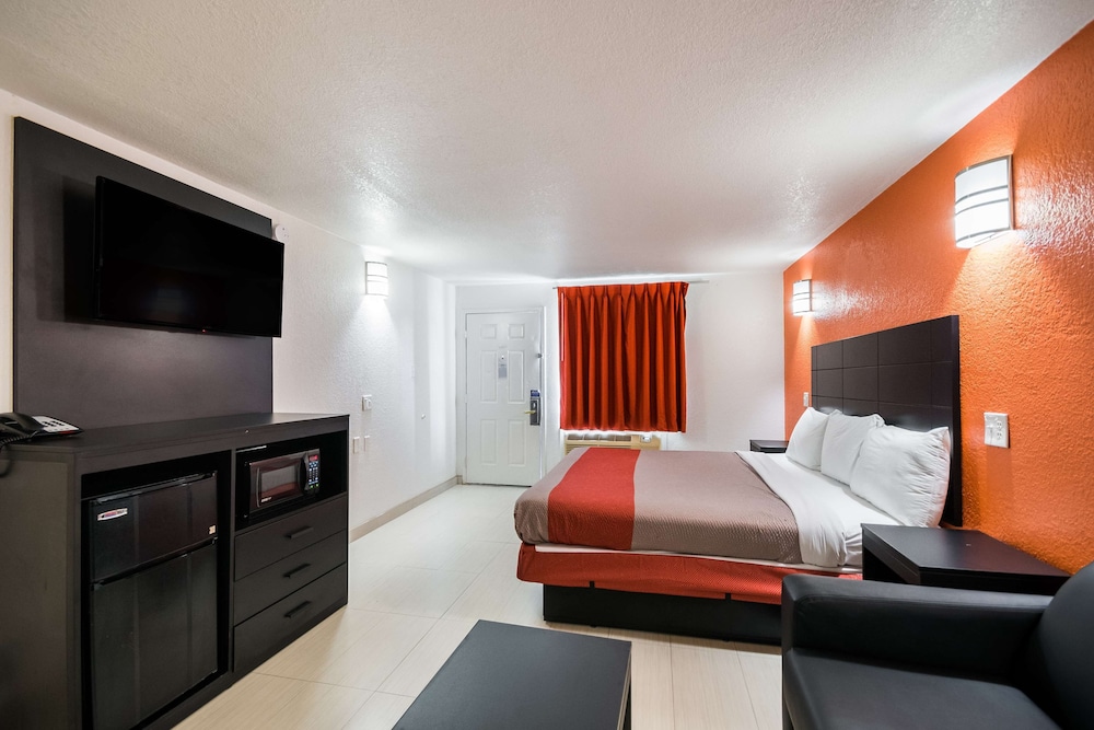 Deluxe Room, 1 King Bed, Non Smoking - Photo 10