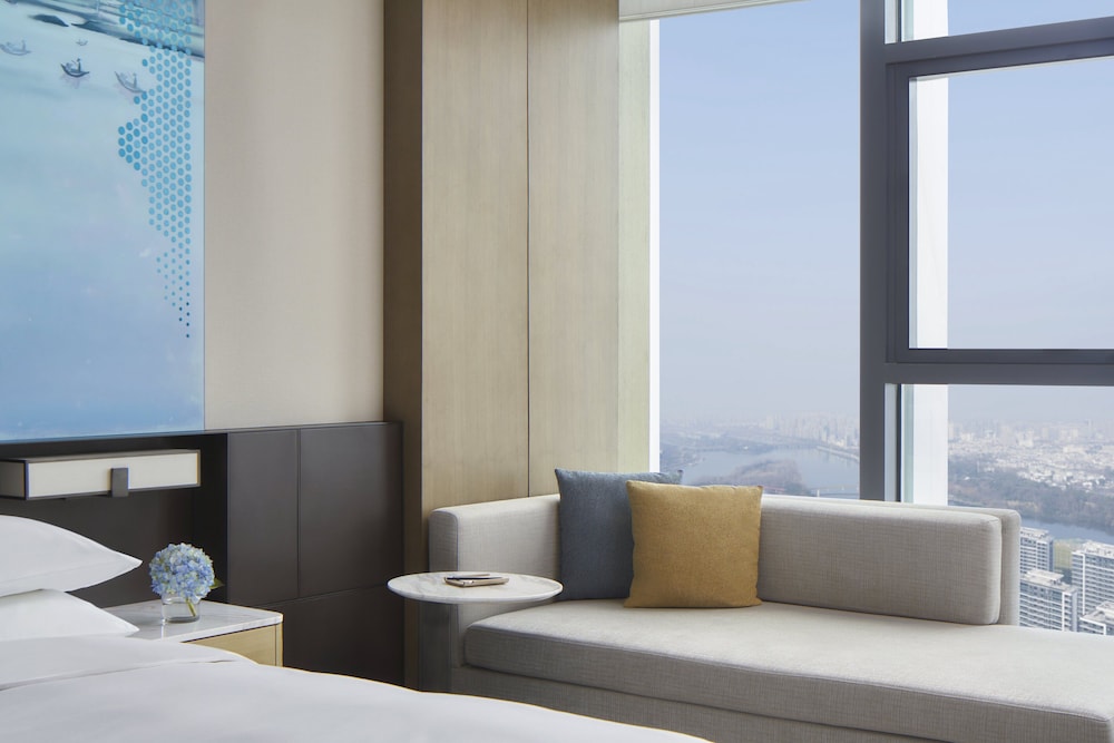 Deluxe Room, 1 King Bed, Corner - Photo 6