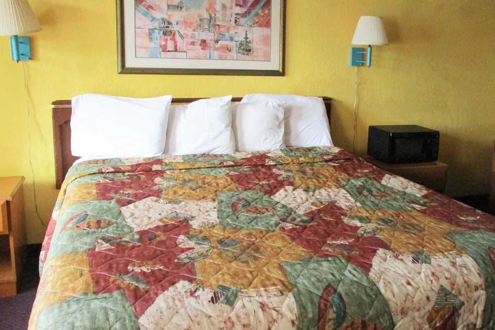 Room, 1 King Bed - Photo 3