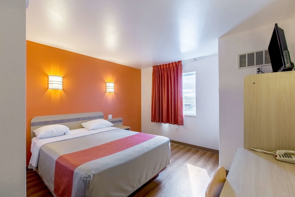 Standard Room, 1 Queen Bed, Non Smoking photo 2