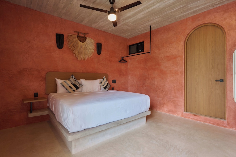 Standard Suite, 1 King Bed photo 1