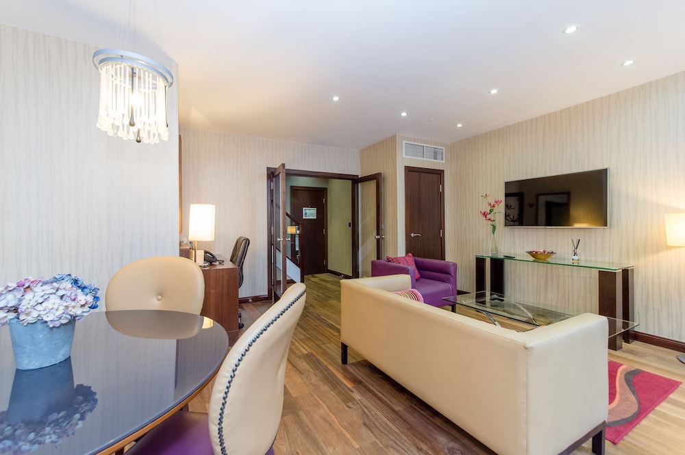 Suite, 1 King Bed (Duplex, Living Room) thumbnail 5