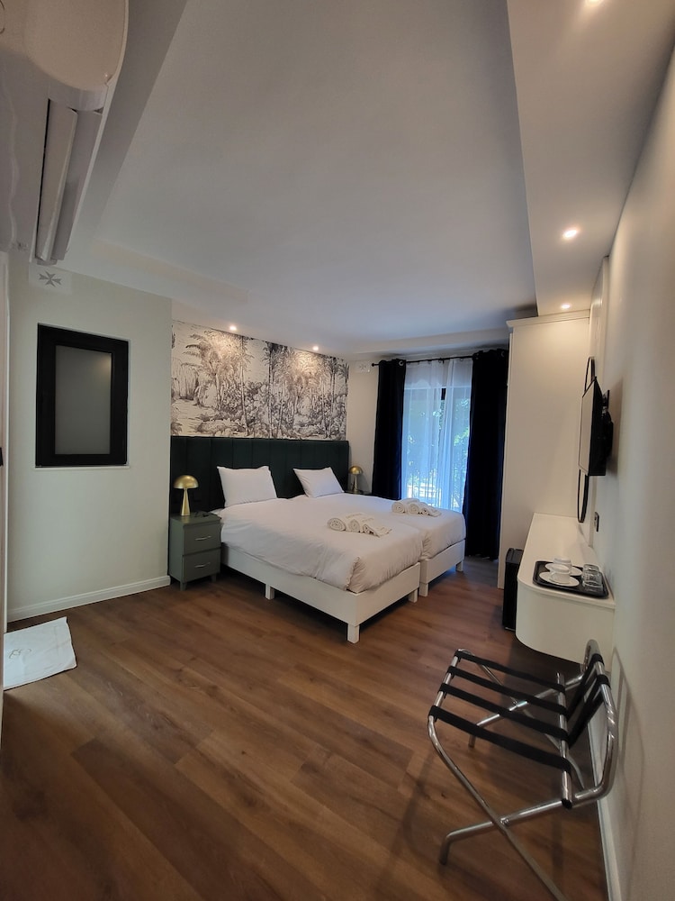 Double or Twin Room, Non Smoking, Partial Sea View - Photo 1