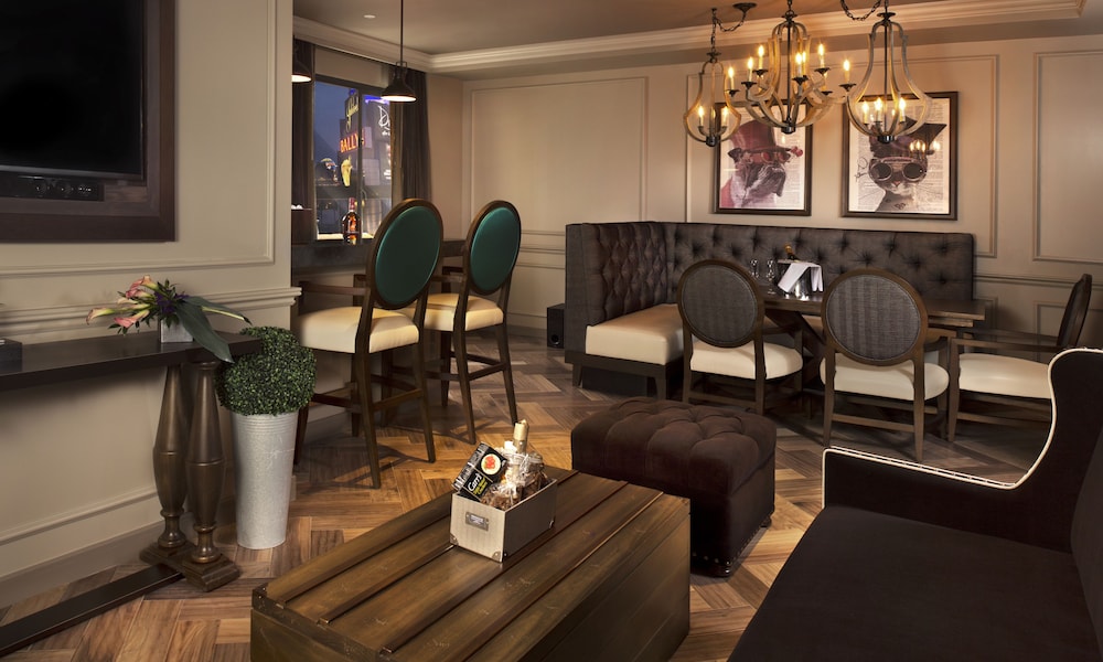 Boulevard Suite King Strip View photo 3