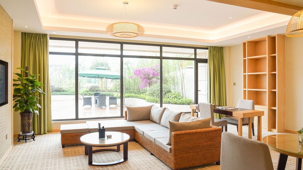 Suite, 1 Bedroom, Balcony, Lake View (Club Lounge Access) photo 2