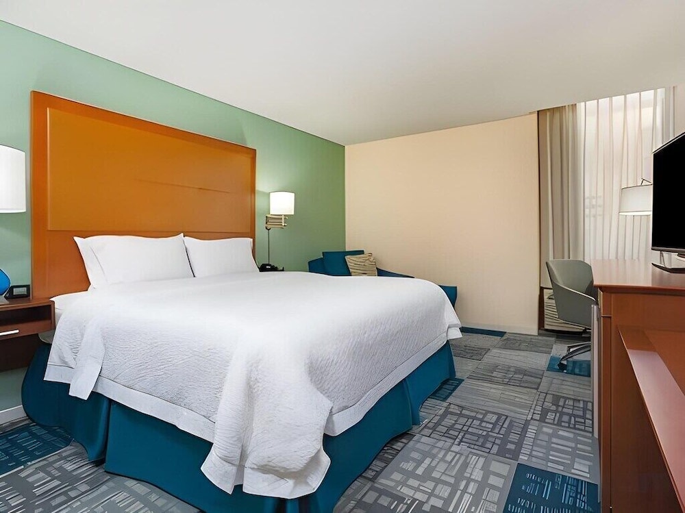 Suite, Accessible, Non Smoking (Bath tub/hearing accessible) photo 1